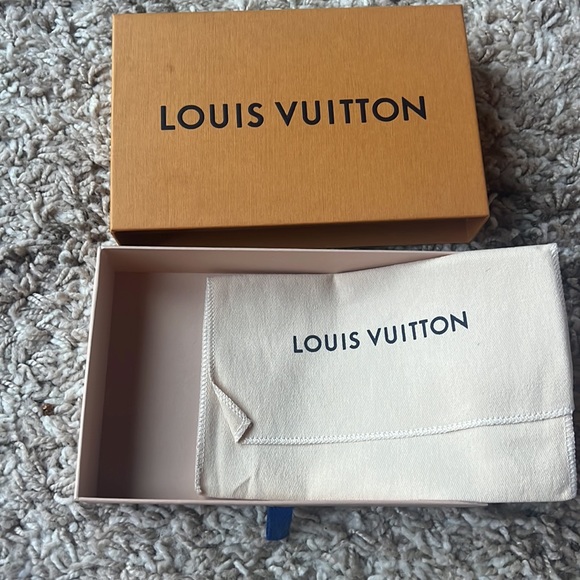 Louis Vuitton 6 key holder - Picture 10 of 10